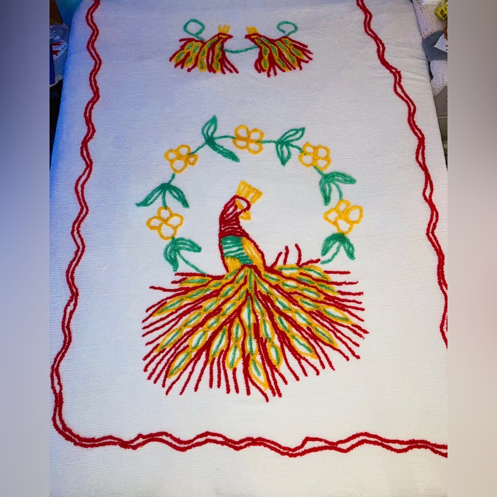 Stunning Vintage Chenille Peacock design
bedspread w/ MATCHING RUG!
Like new